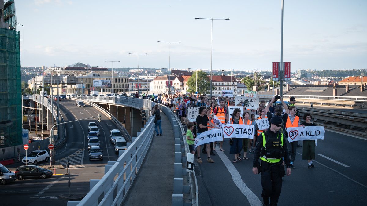FOTO: Ekologičtí extrémisté opět blokovali dopravu v Praze